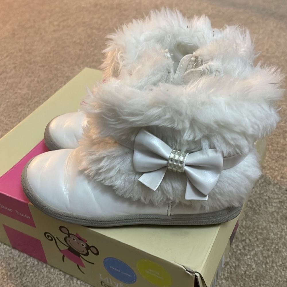 White fur kids boots